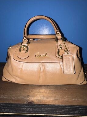 🐎🪩✨🧸Coach shimmer tan Leather Satchel with Gold Hardware